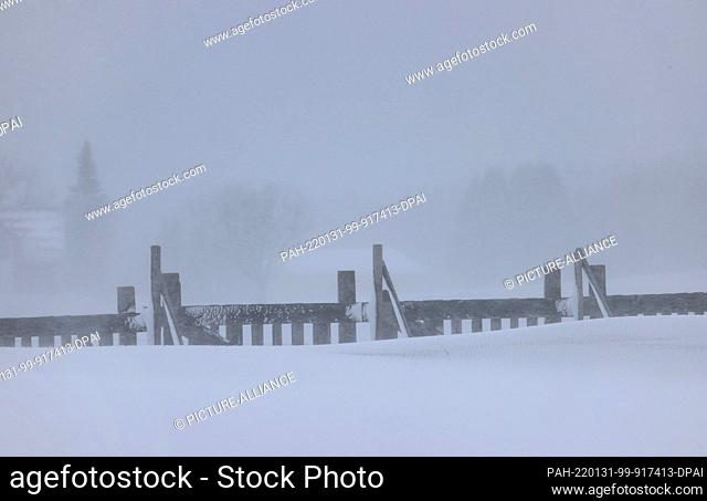 31 January 2022, Bavaria, Schongau: A snow fence stands in the dense snow drift. Photo: Karl-Josef Hildenbrand/dpa. - Schongau/Bavaria/Germany