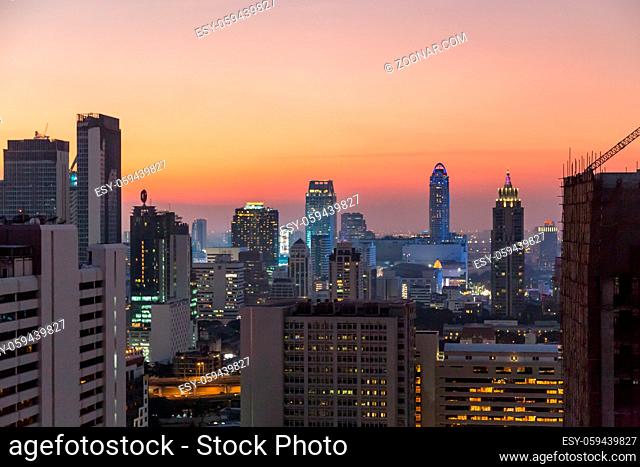 Bangkok skyline bei sonnenuntergang panorama