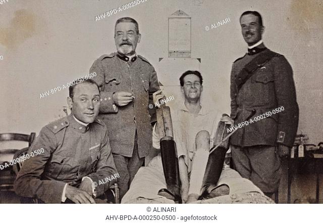 Album Campagna di guerra 1915-1916-1917-1918, tenente Jack Bosio: soldiers to the field hospital of Gradisca, shot 06/1917