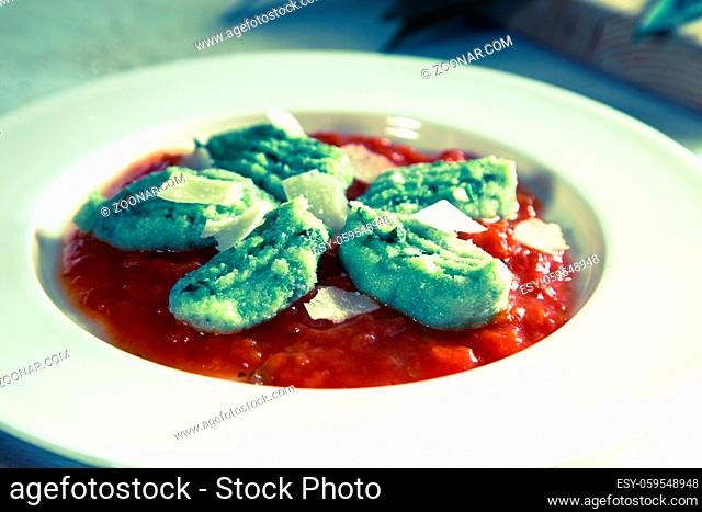 Gnocchi mit Bärlauch in Tomatensauce und Parmesan