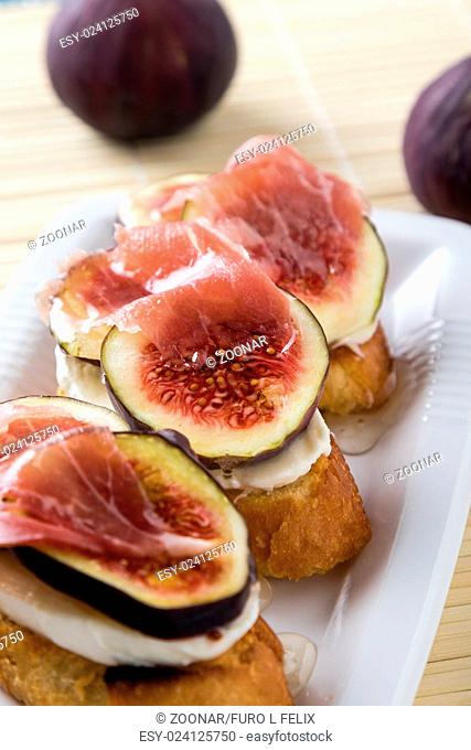 figs with cheese, prosciutto and honey