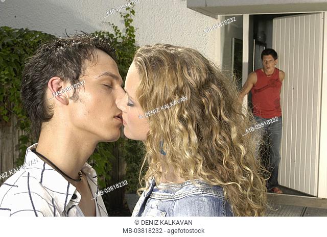 couple, teenagers, kiss, background, front door,  Brother, horrifies,   Teenager, youth, three, 17-19 years, teenager couple, love, falls in love affection