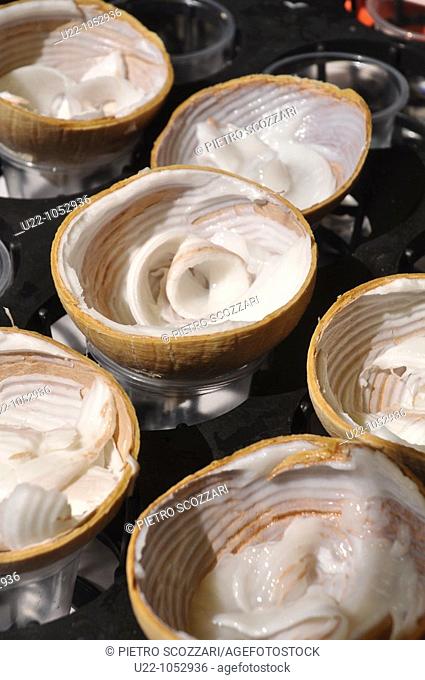 Bangkok (Thailand): coconut ice-cream sold in coconuts shells at the Weekend Market
