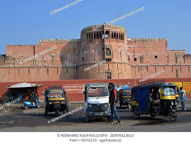 Tuk Tuk (Autorikscha) stand in front of the city palace ""Junagarh Fort"" (1588) in Bikaner in North India, recorded on 05.02.2019 | usage worldwide