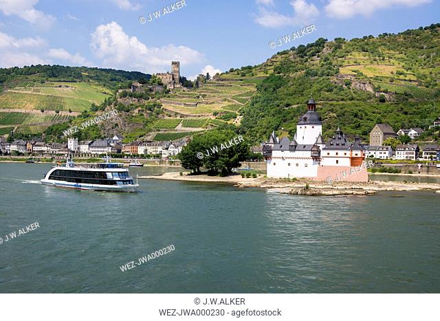 Germany, Kaub and Gutenfels Castle with tourboat on River Rhine