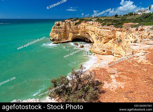 Küstenlandschaft an der Südküste der Algarve, Portugal. Coastal landscape the southern coast of the Algarve, Portugal