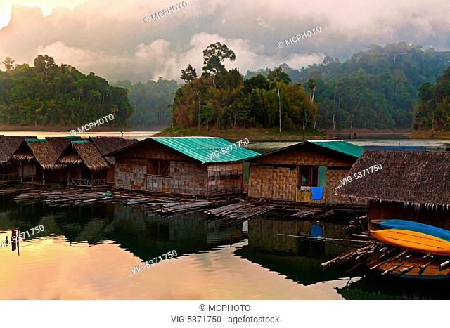 Dawn as seen from CHIEW LAN RAFT HOUSE on CHEOW EN LAKE in the KHAO SOK NATIONAL PARK - THAILAND - Thailand, 15/12/2015