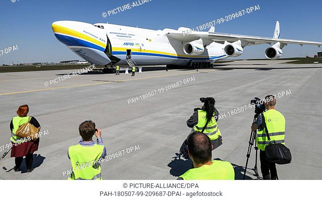 07 May 2018, Germany, Schkeuditz, Leipzig-Halle Airport: Journalists and visitors taking pictures and filming the closing of an Anotonov 225's cargo bay