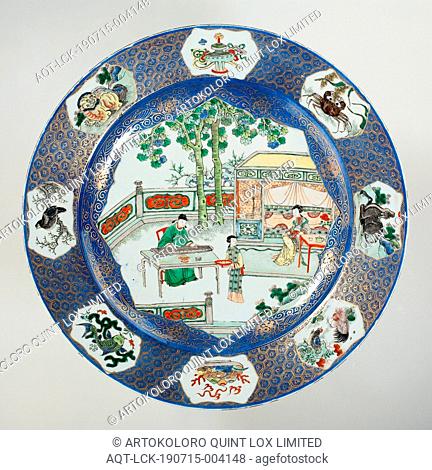 Dish with bleu poudré and figures on a terrace, Porcelain dish with raised wall and bevel, decorated in underglaze blue and on the glaze blue, red, green