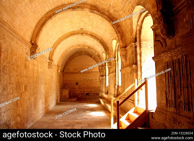 Kreuzgang der Abtei Montmajour bei Arles, Frankreich - Cloister in Abbey Montmajour near Arles, France