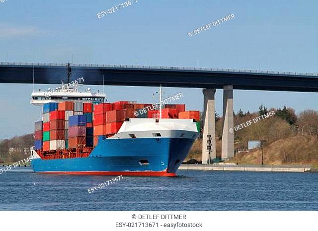 Feederschiff mit Containern