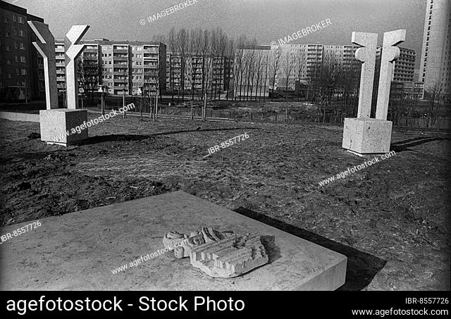 GDR, Berlin, 02. 02. 1989, art installation by Robert Rehfeldt, Hohenschönhausen (Plattenbau)