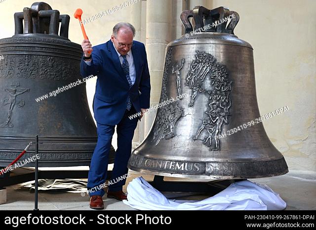 10 April 2023, Saxony-Anhalt, Magdeburg: Reiner Haseloff (CDU), Minister President of Saxony-Anhalt, strikes the first ""Cantemus"" bell during a festive...
