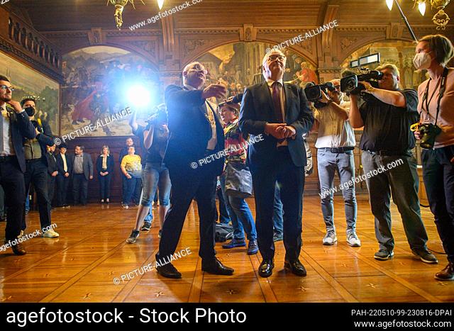 10 May 2022, Saxony-Anhalt, Quedlinburg: Frank Ruch (l, CDU), Mayor of Quedlinburg, and German President Frank-Walter Steinmeier (r) inspect the banqueting hall...