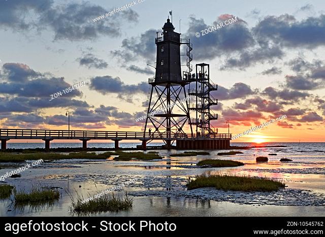 Leuchtturm Obereversand beim Fischerhafen von Dorum-Neufeld, Niedersachsen, Deutschland, Europa / Lighthouse Obereversand, fishing port of Dorum-Neufeld