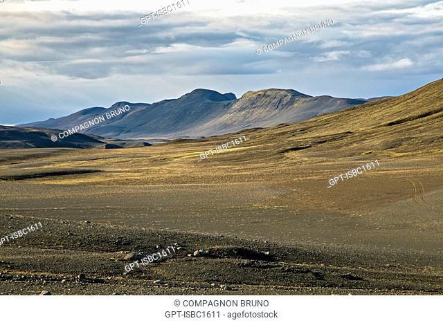 PLATEAU OF MODRUDALUR, MOUNTAIN AT THE JUNCTION OF THE ROUTES ROUTE N1 AND THE F901 TRAIL, ICELAND, EUROPE