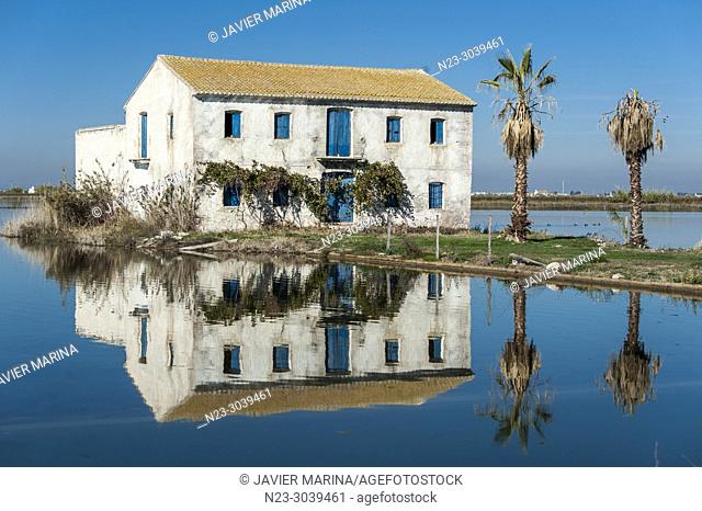 Agricultural house in the flooded rice fields, El Perello, Valencia, Valencian Community, Spain