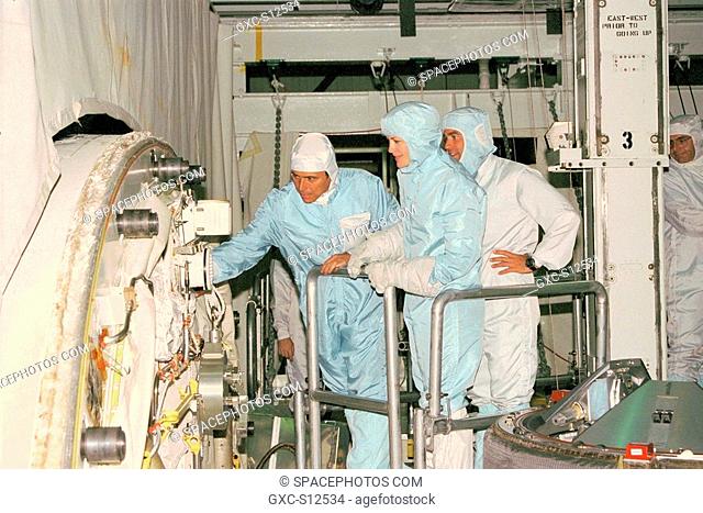 04/10/1998 --- STS-91 crew members participate in the Crew Equipment Interface Test, or CEIT, in KSC's Orbiter Processing Facility Bay 2