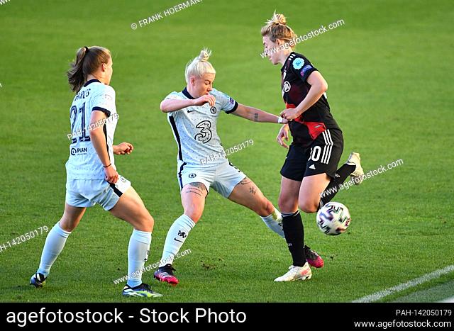 from right: Carolin SIMON (FCB), action, duels versus Bethany ENGLAND (Chelsea) and Melanie LEUPOLZ (Chelsea). FC Bayern Munich - FC Chelsea 2-1 Football...