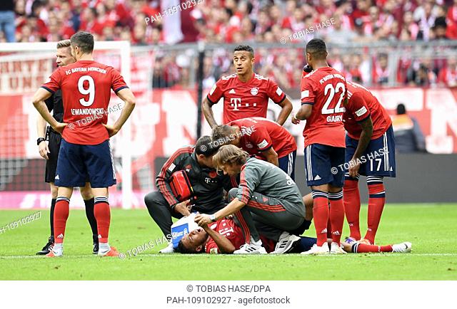 Football: Bundesliga, Bayern Munich - Bayer Leverkusen, 3rd matchday in the Allianz Arena. Corentin Tolisso (M, lying) of Bayern is treated and injured replaced...
