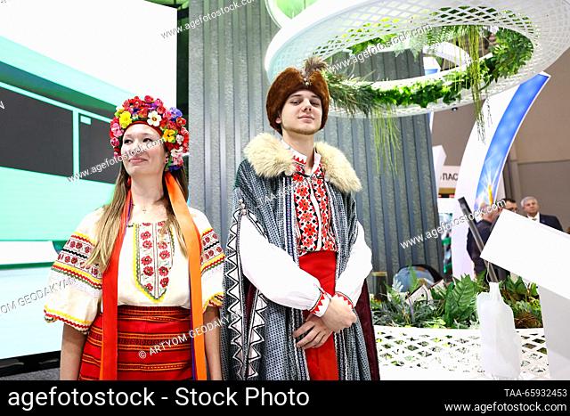 RUSSIA, MOSCOW - 20 de diciembre de 2023: La gente lleva trajes folclóricos en la inauguración del Día de la Región de Zaporozhye durante la exposición...