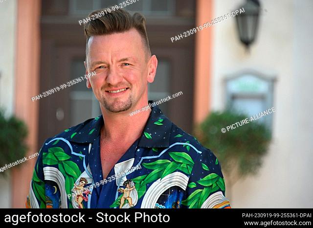 12 September 2023, North Rhine-Westphalia, Cologne: Singer and musician Ben Zucker, who takes part in the RTL series ""Unter uns"", poses in the outdoor set