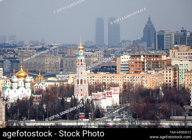 RUSSIA, MOSCOW - 22 de NOVIEMBRE, 2023: Vista del Convento Novodevichy desde la cubierta de observación Vorobyovy Gory. Sofya Sandurskaya/TASS