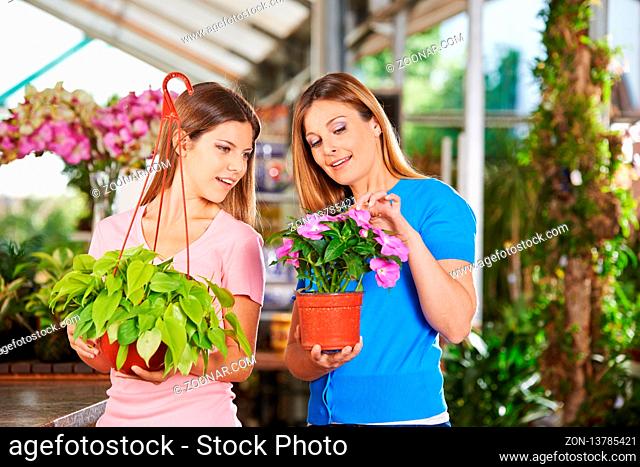 Mutter und Tochter kaufen gemeinsam Pflanzen für die Wohnung im Gartencenter