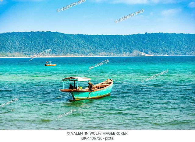 Traditional long-tail boat in turquoise sea, Long Beach, Sok San Village, Koh Rong Island, Krong Preah Sihanouk, Sihanoukville, Cambodia