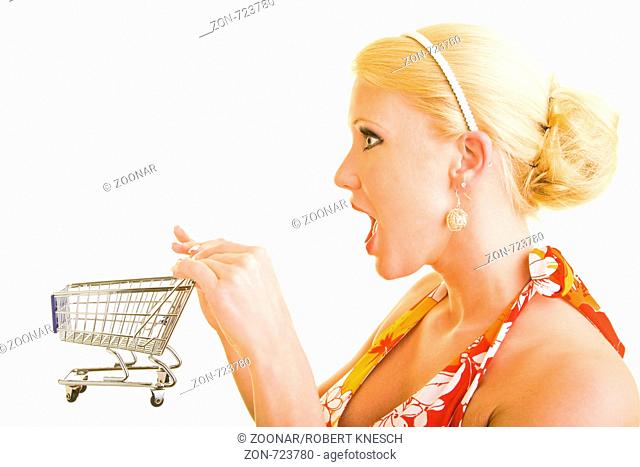 Blonde Frau schiebt einen kleinen Einkaufswagen