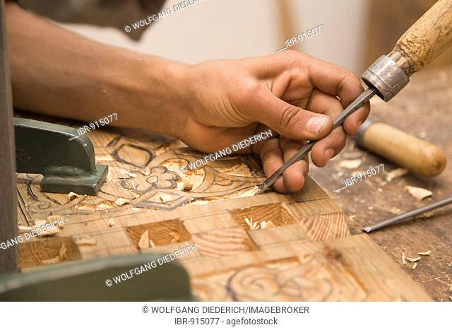 Man using tools, making bookends, national centre for handcrafts, San?a?, Yemen, Middle East