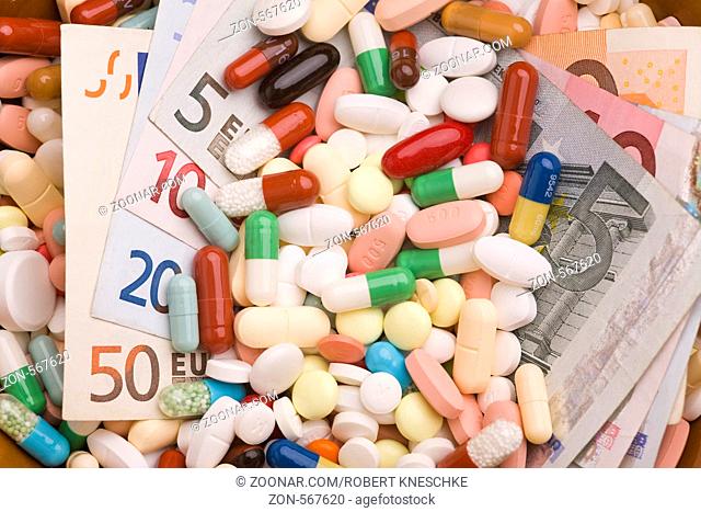 Geldscheine in einer Menge von bunten Tabletten und Pillen