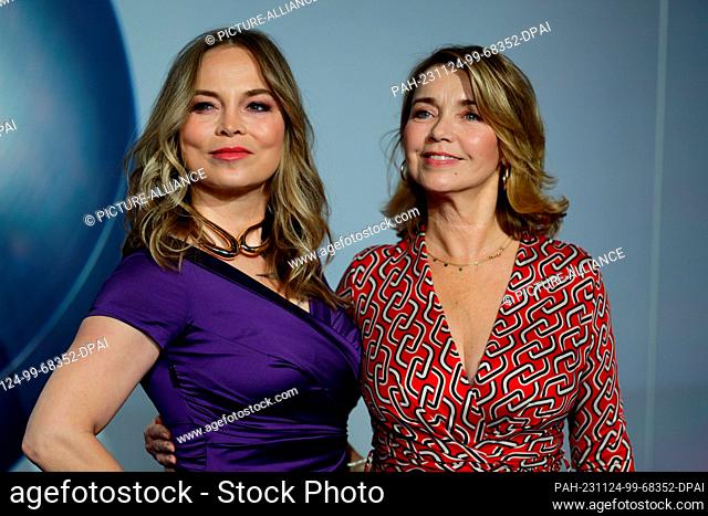 24 November 2023, North Rhine-Westphalia, Duesseldorf: Boxing legend Regina Halmich (l) and actress Tina Ruland attend the German Sustainability Award ceremony