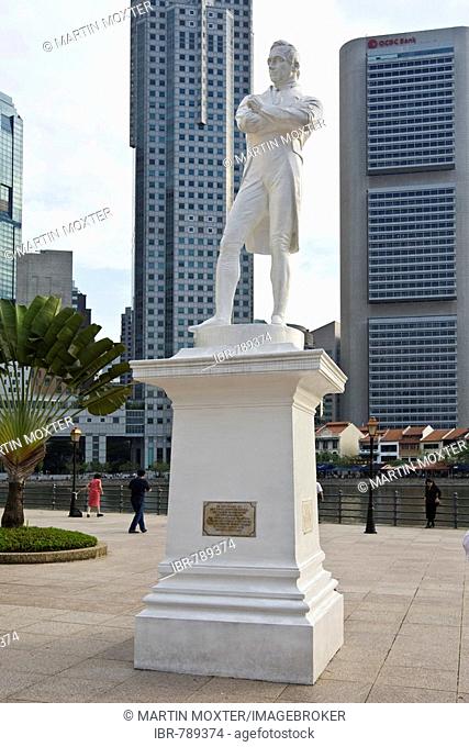 Statue of Sir Thomas Stamford Raffles, the founder of Singapore, in front of the Singapore River and Financial District, Singapore, Southeast Asia