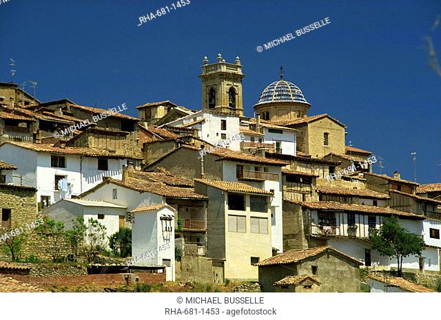 Village and church, Zorita del Maestrazgo, Teruel, Aragon, Spain, Europe