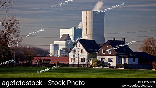 Das Steinkohlekraftwerk Datteln mit Block 4 vor privaten Wohnhaeusern, Kohleausstieg, Datteln, Ruhrgebiet, Nordrhein-Westfalen, Deutschland, Europa
