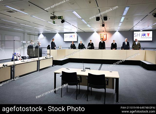 19 October 2021, Schleswig-Holstein, Itzehoe: The 96-year-old defendant Irmgard F. (l) sits in an ambulance chair behind a plexiglass screen in the courtroom...