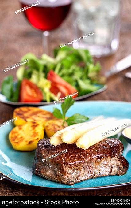 Spargel mit Kartoffeln und einem Steak
