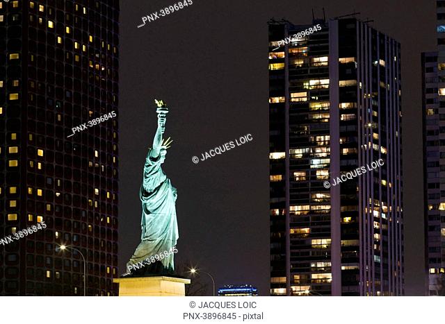 France, Paris, 75, 15th arrondissement, Statue of Liberty on L'Œle aux Cygnes (Isle of the Swans)