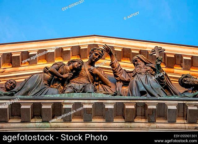 The western portico is a bas-relief Meeting of St. Isaac of Dalmatia with Emperor Theodosius, 1842-1845. The plot is the unity of the two branches of government...