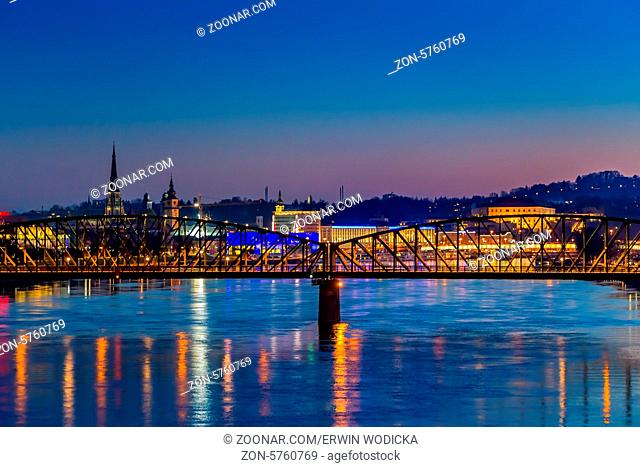 Nachtaufnahme von Linz mit Dom und Eisenbahnbrücke