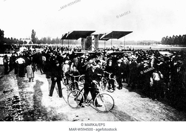 rally in Montichiari near Brescia the greatest aviators including the Italian Calderara and the American Curtis, 1909
