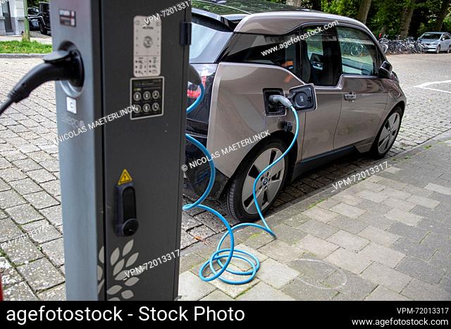 An electric vehicle connected to a charger pictured in Gent on Sunday 13 August 2023...BELGA PHOTO NICOLAS MAETERLINCK
