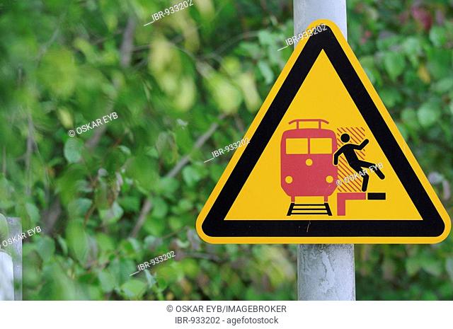 A sign warning about the dangers of walking too close to the edge of the train platform, Kirchheim/Teck, Baden-Wuerttemberg, Germany, Europe