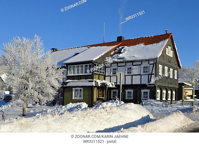 Weifa in der Oberlausitz im Winter . Upper Lusatian house in Saxon in winter in Weifa