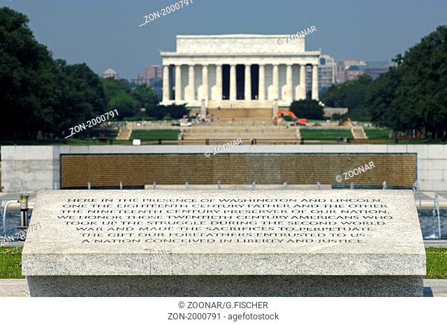 Inschrift am Denkmal für den Zweiten Weltkrieg, World War II Memorial, das Lincoln Memorial hinten, Washington D.C., USA / Engraving at the U.S
