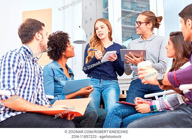 Studenten diskutieren und lernen zusammen in der Universität in einem Seminar