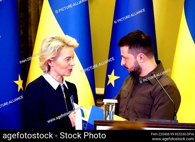 dpatop - 08 April 2022, Ukraine, Kiew: EU Commission President Ursula von der Leyen (l) speaks at a joint press conference with Volodymyr Selenskyj