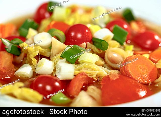 Minestrone mit Wirsingkohl, Karotten, Weissen Bohnen, Cobbettis und Tomaten