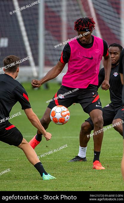 20 July 2021, Saxony, Leipzig: Football: Bundesliga, Training RB Leipzig at the Red Bull Academy. RB newcomer Mohamed Simakan (2nd from left) trains with the...